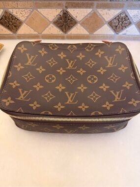 Louis Vuitton cube w/zipper
